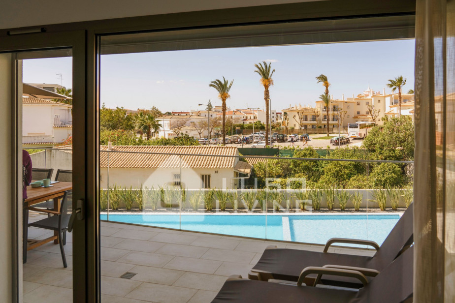 Apartamento espaçoso com ar condicionado e vista piscina