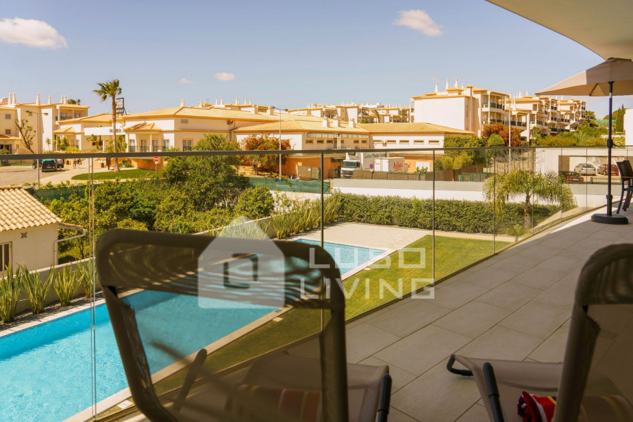 Apartamento espaçoso com ar condicionado e vista piscina