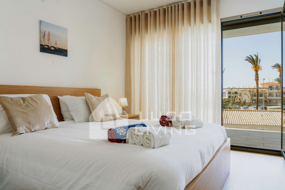 Apartamento espaçoso com ar condicionado e vista piscina